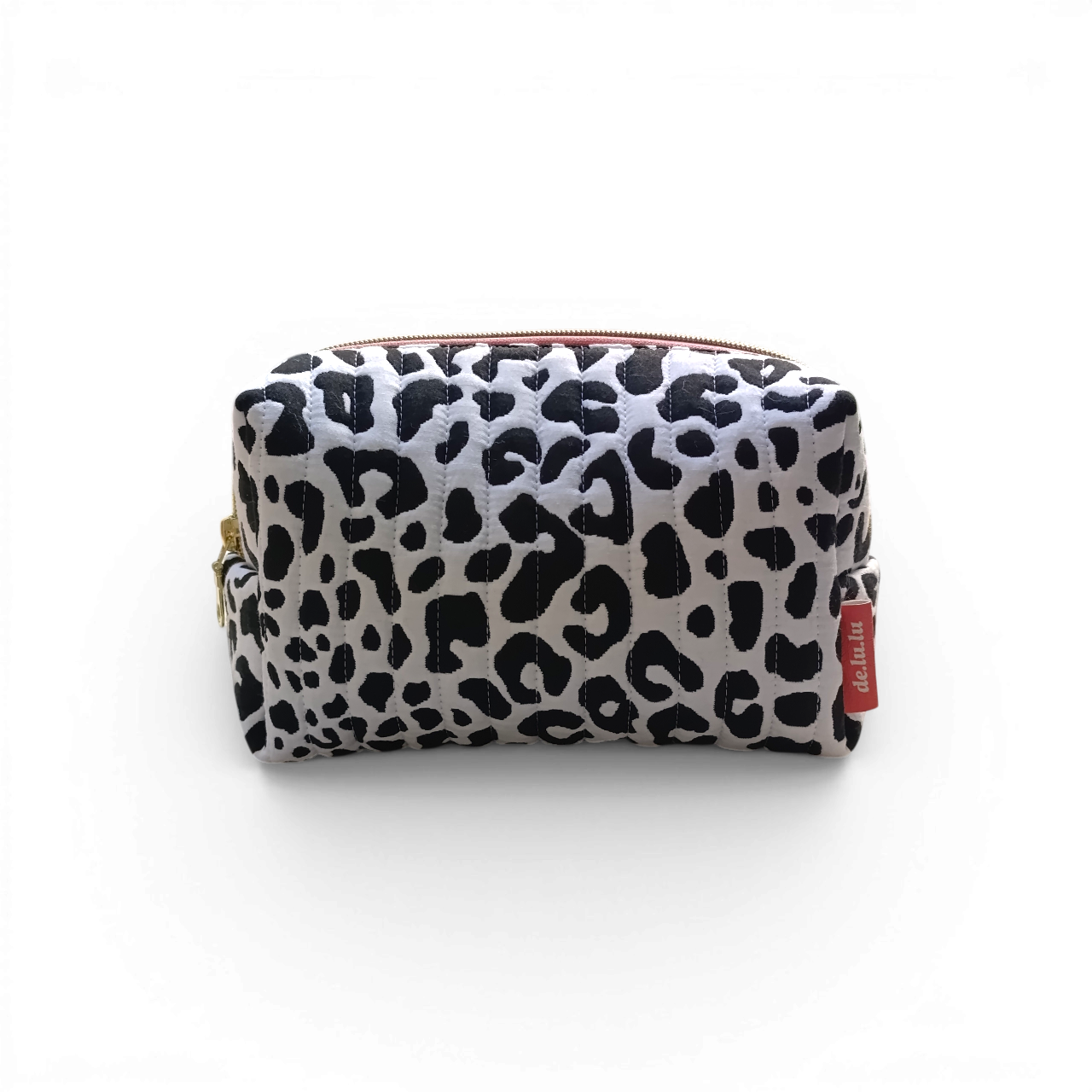 front-view-of-a-black-and-white-quilted-boxy-bag-with-a-salmon-coloured-zipper-and-brand-lable