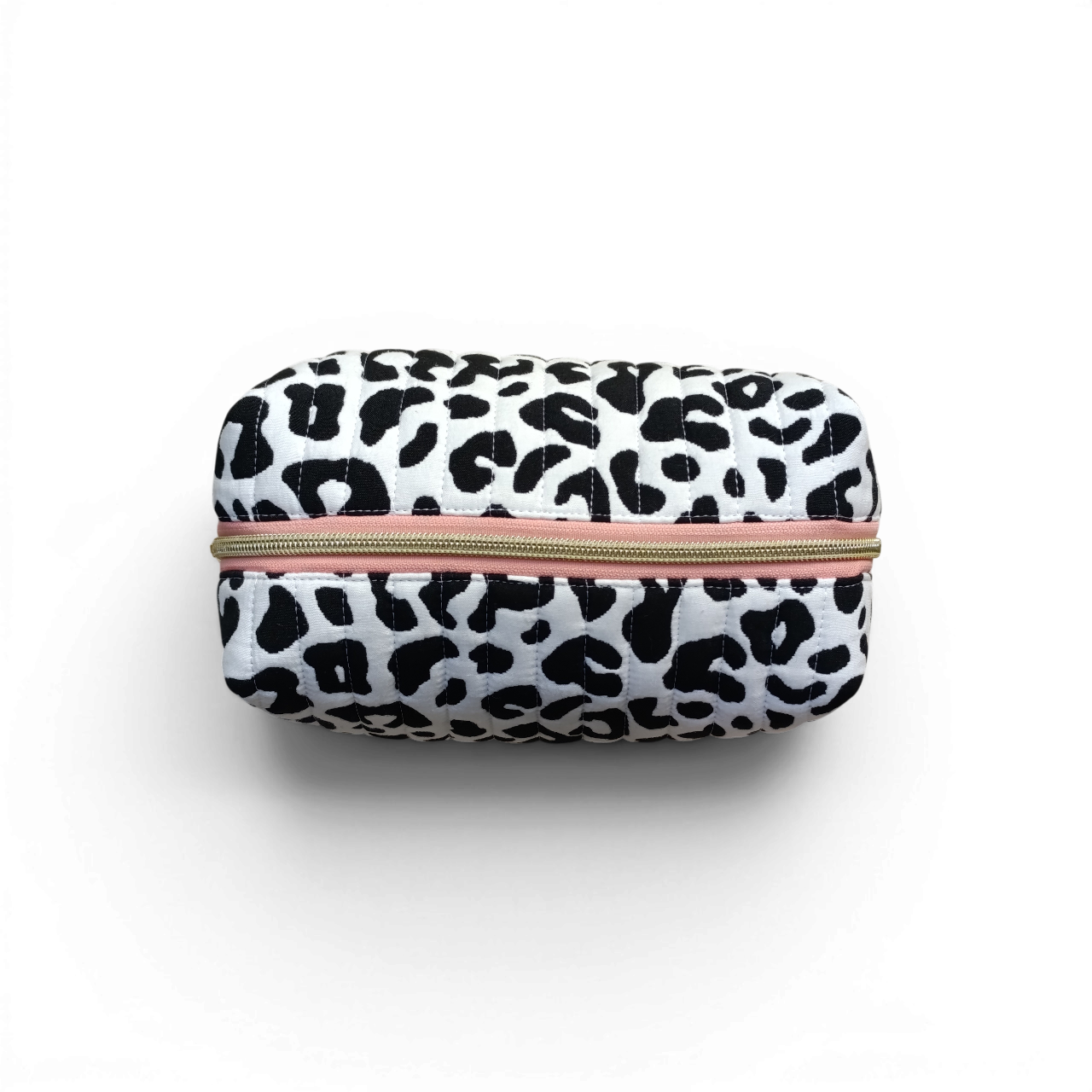 top-view-of-a-black-and-white-quilted-boxy-bag-with-a-salmon-coloured-zipper-and-brand-lable